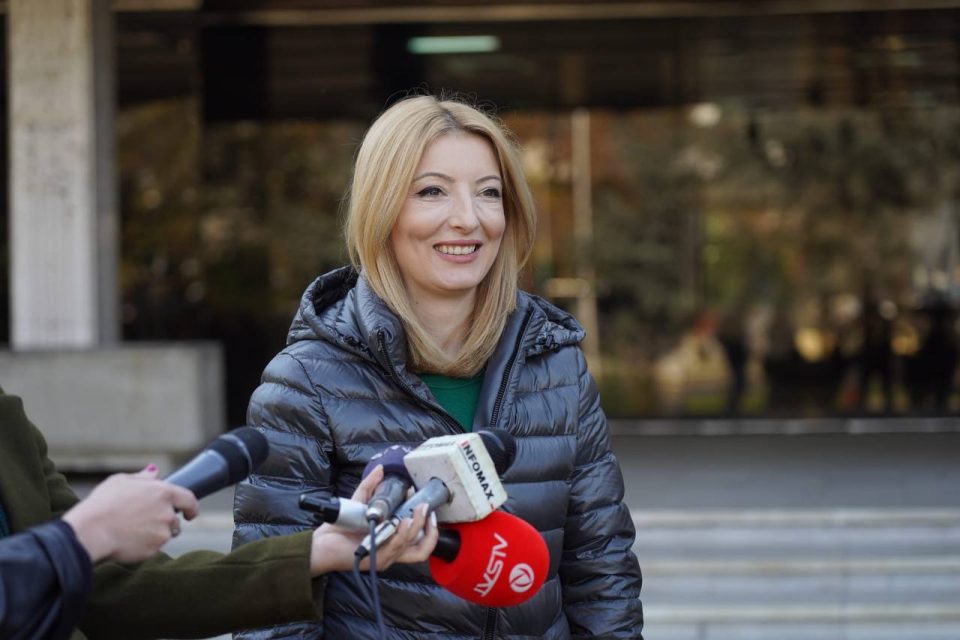 „Нема да поднесам оставка, нека поднесат одговорните“ вели Арсовска во чиј мандат првпат Скопје е без јавен превоз