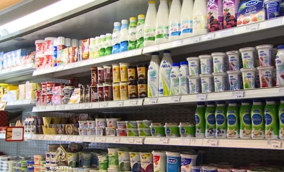 Се замрзнуваат цените: Ќе јадеме поевтини тестенини и млечни производи