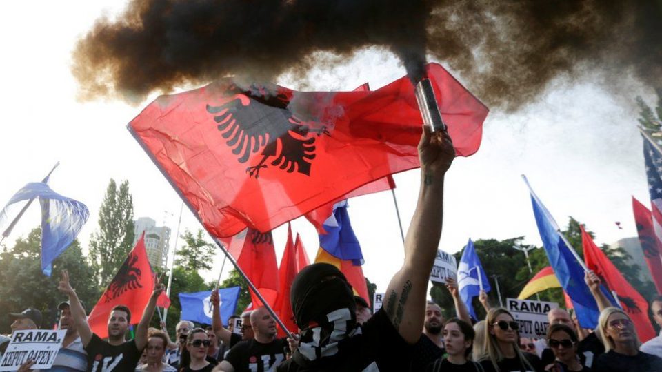 Албанците ја напуштаат Албанија