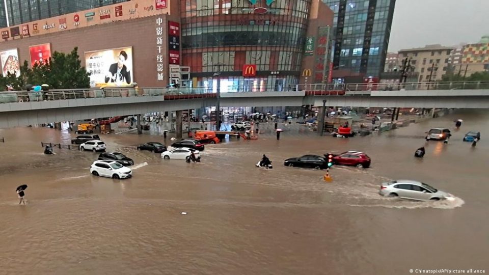Во поплавите околу Пекинг 20 лица загинале, 27 се водат како исчезнати