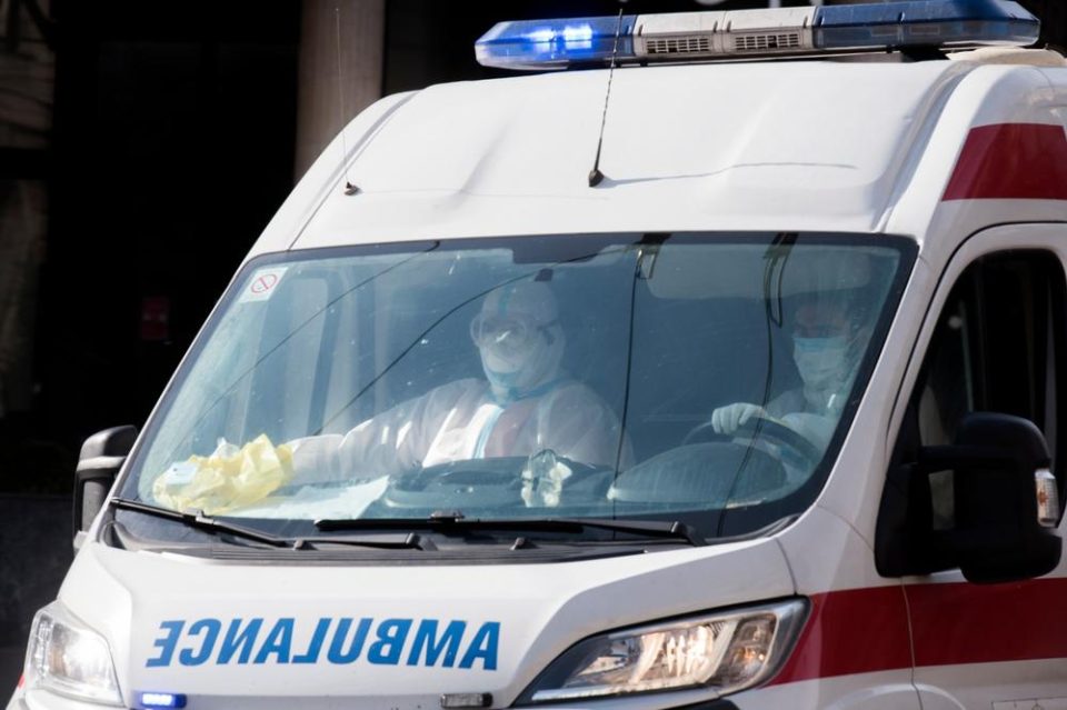 Мотоциклист удрил во метален столб на Партизанска, тешко повредени две лица