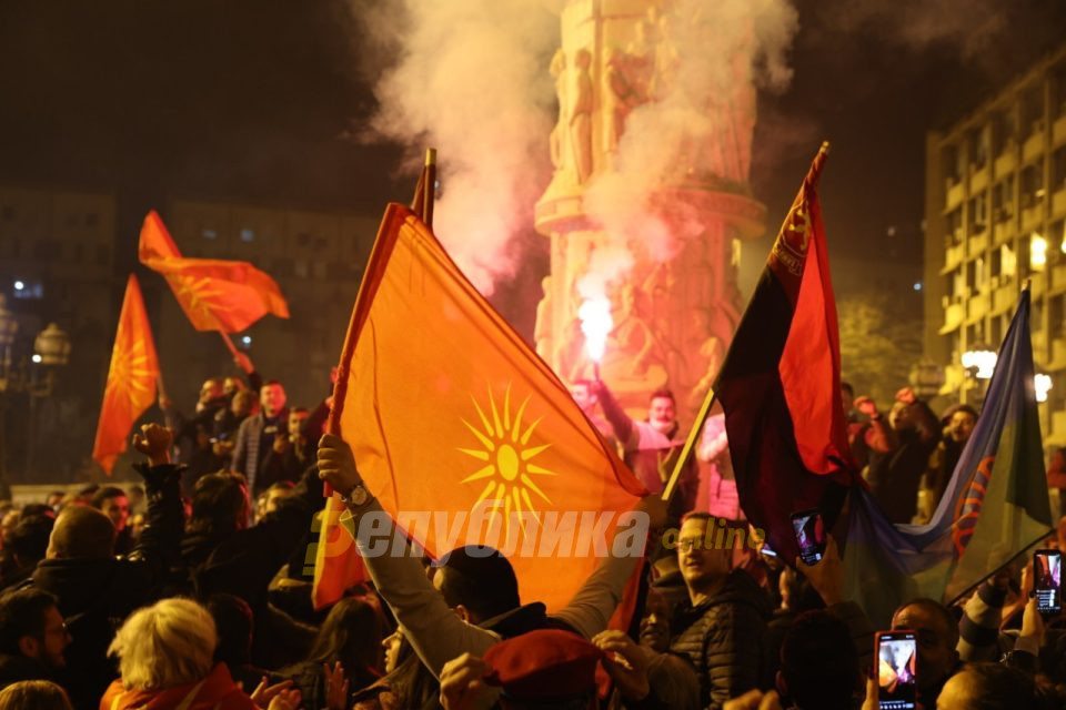 Oд „Бисер балкански“ до „Бела чао“ – славје пред седиштето на ВМРО-ДПМНЕ