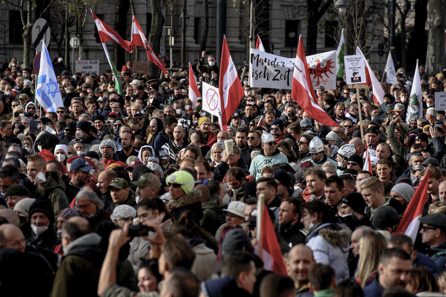 Во Виена масовен протест против заклучување и задолжителна вакцинација