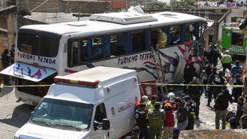 Најмалку 19 загинати и 32 повредени патници откако автобус се заби во куќа во Мексико
