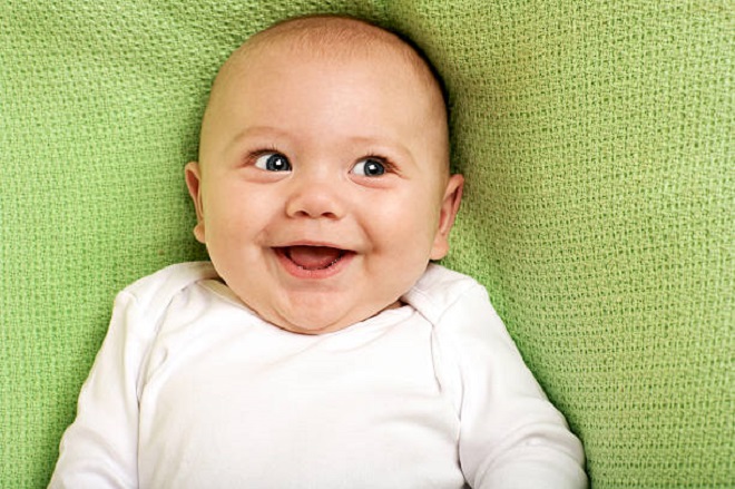 Бебињата ја развиваат смислата за хумор во првите години од животот