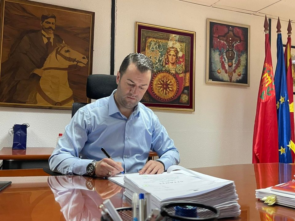 Стефковски: Ги потпишав решенија за доделување на субвенции за печки на пелети