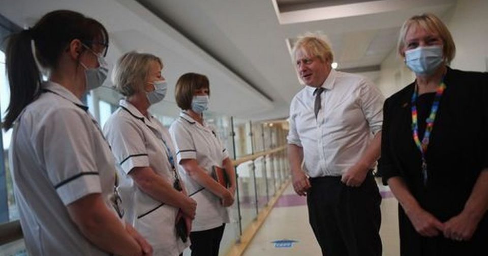 Борис Џонсон не носел маска при посета во болница во време кога растат бројките во Британија