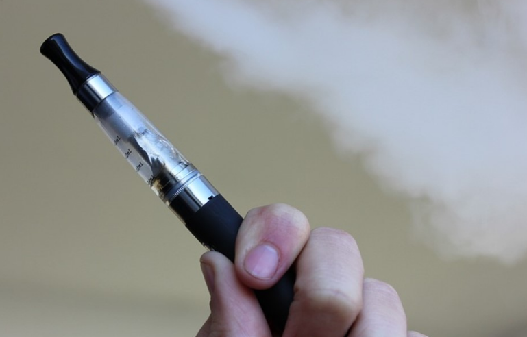 Франција ги забрани електронските цигари за еднократна употреба