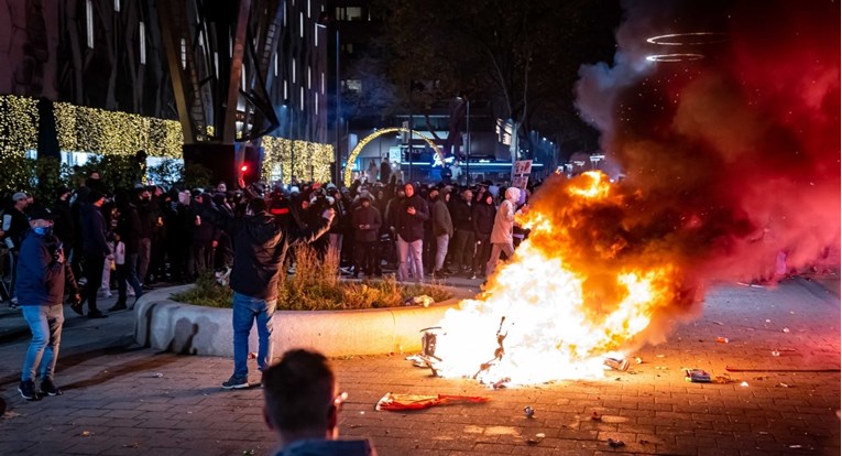 Насилни протести во Холандија против ковид пропусниците, има ранети лица и запалени возила