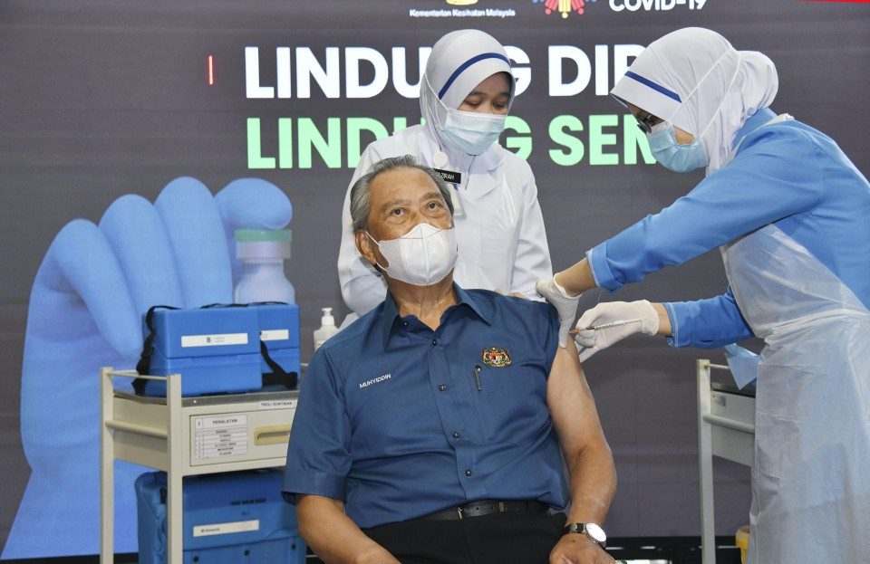 Наредена задолжителна вакцинација за државните службеници во Малезија