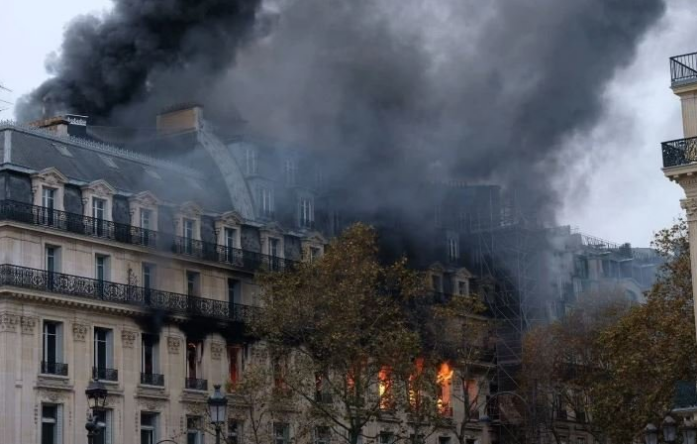 Голем пожар во центарот на Париз, го гаснеа 46 противпожарни екипи