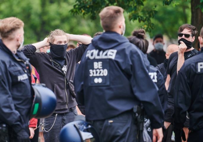 Семејна тепачка во Виена: Таткото му ги исекол прстите на синот, а тој му го одгризал увото