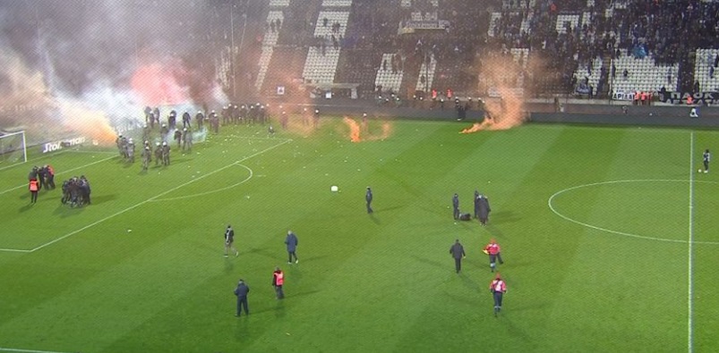 Хаос во Солун, навивачите го прекинаа дербито по продолжениeто