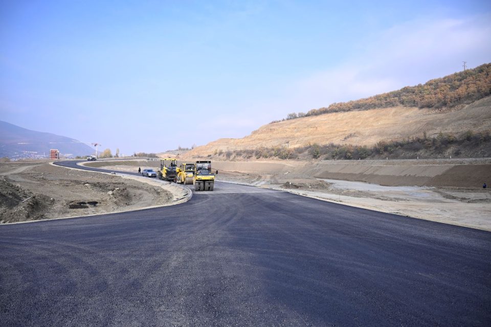 Утврдени предлог законите за гаранција за финансиска поддршка за автопатот Блаце-Скопје и за регионалните депонии за отпад
