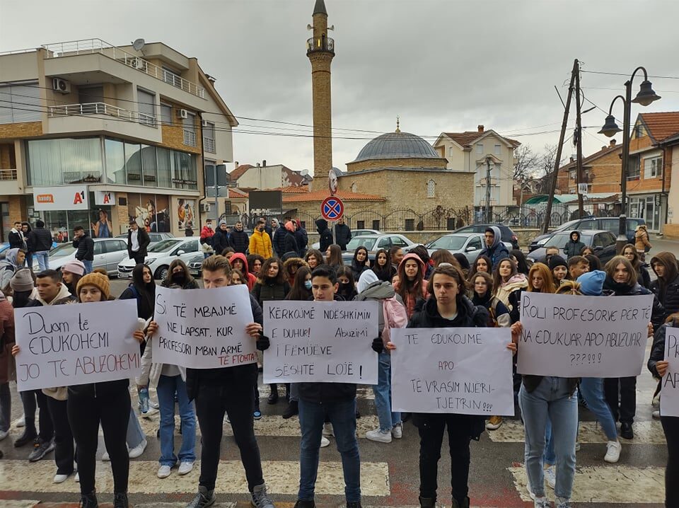 Учениците од „Ибраим Темо“ протестираат против одлуката на судот да го ослободи професорот кој нападна ученик