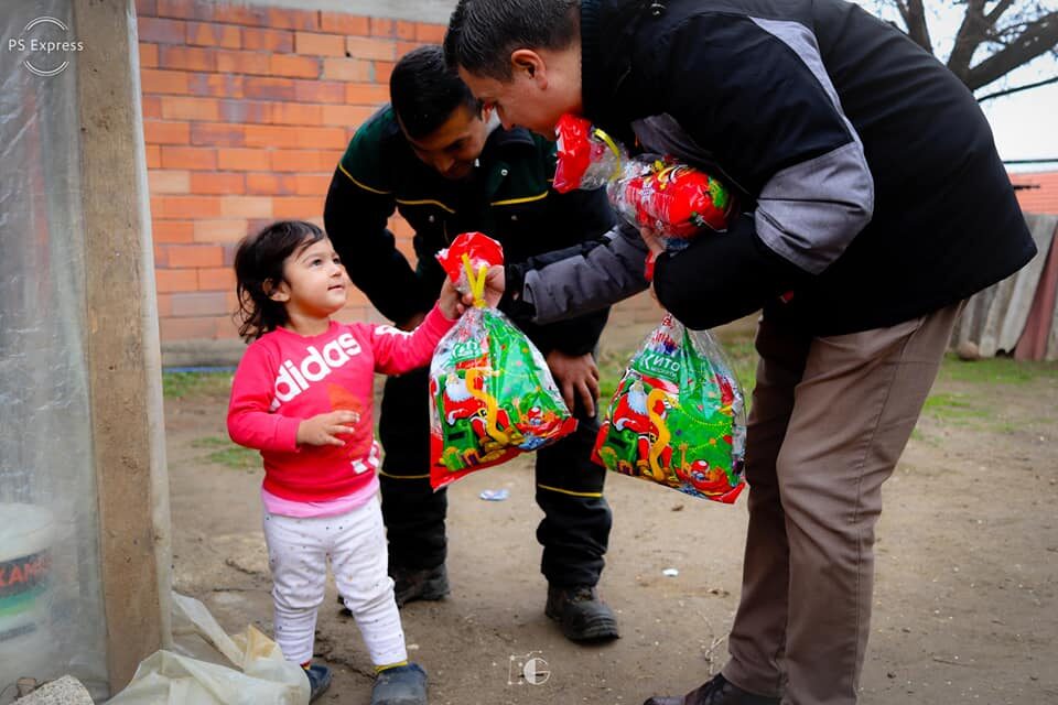 Нацков: Секое дете од ромската населба „Стопанство“ беше израдувано со новогодишно пакетче