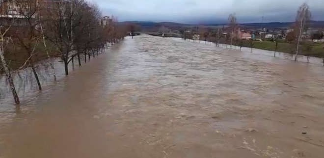 УХМР предупредува на излевања на помалите реки