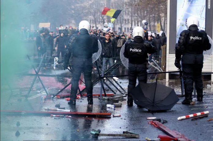 Полицијата употреби солзавец и водени топови на антиваксерските протести во Брисел