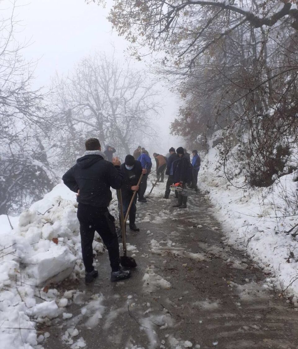 Жителите на Јабланица сами го расчистуваат снегот, да можеа и струја ќе си донесеа – надлежните ги заборавија
