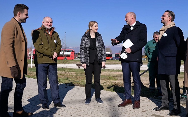 Градоначалничката Арсовска предводеше акција за садење дрвца во рајскиот парк во Аеродром