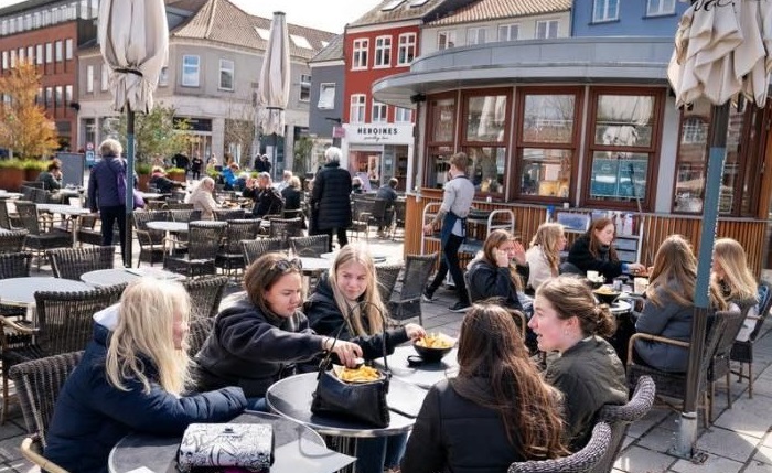 Барови и ресторани да затворат на полноќ, за гостите задолжителна маска кога не седат: Данска ги заострува анти-ковид мерките