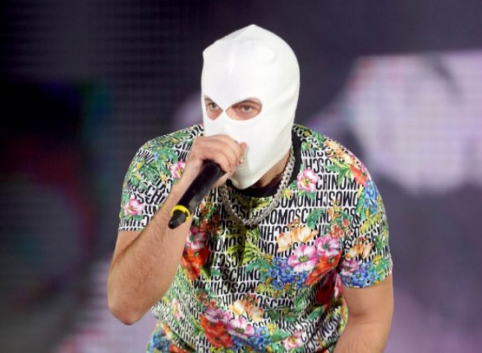 Скандал на настап на Девитo: Обожавател му ја тргна маската, реагираше обезбедувањето