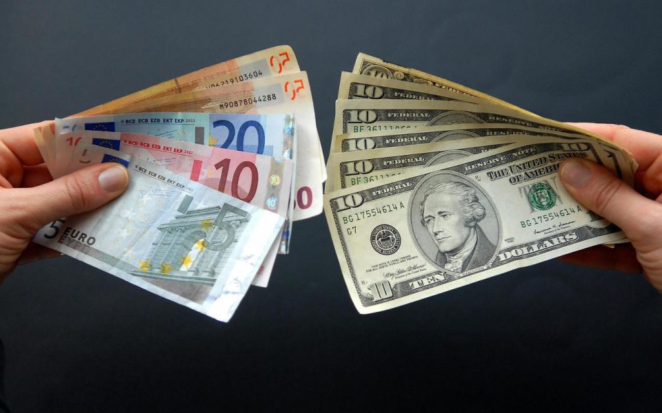 Доларот зајакна во однос на еврото