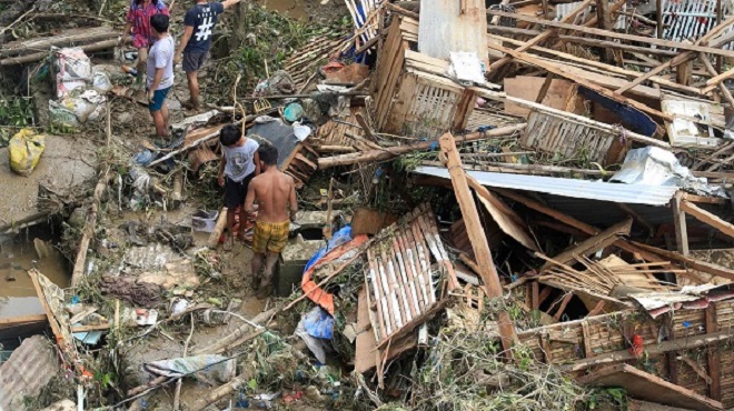 Бројот на жртви од тајфунот на Филипини надмина 375, преживеаните молат за вода и храна