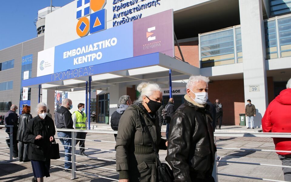 Грција ги продолжи мерките – двојни маски во продавница и во автобус