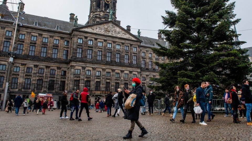 Холандија воведува божикно затворање поради омикрон