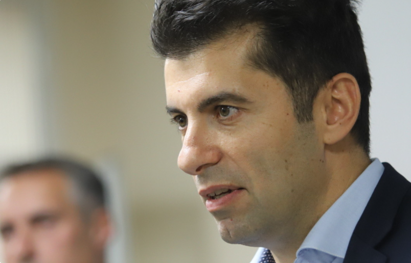 Мора да биде во карантин: Одложена посетата на бугарскиот премиер Петков во Македонија