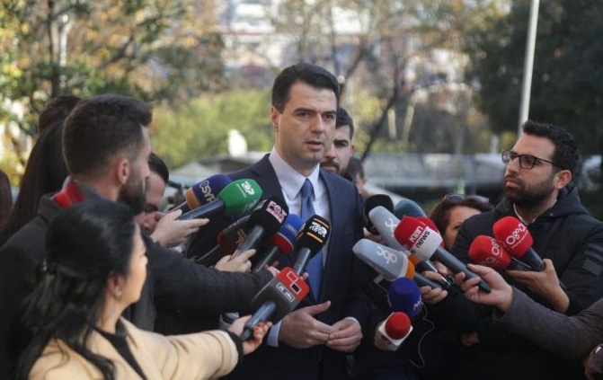 По вчерашниот наслен упад во седиштето на неговата партија, Баша доби поддршка од странските амбасадори во Албанија
