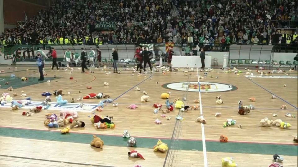 Навивачите во Битола оставија стотици плишани мечиња на теренот – подароци за децата од ранливите категории