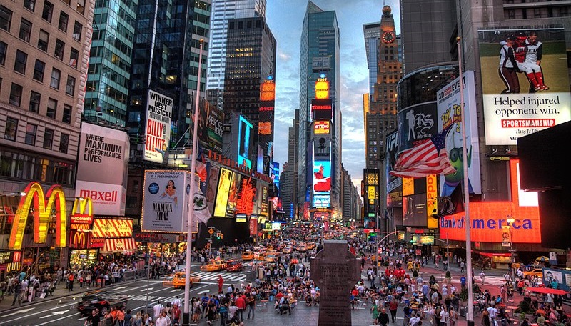 Забрана за шетање со оружје по Тајмс Сквер во Менхетен