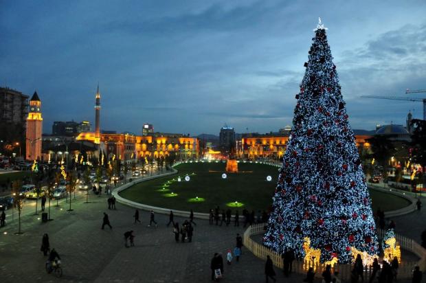 Во Албанија останува полицискиот час, со исклучок на новогодишната ноќ