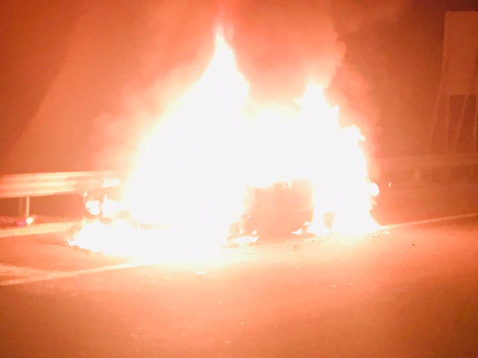 „БМВ“ во движење се запали на автопатот Куманово-Табановце