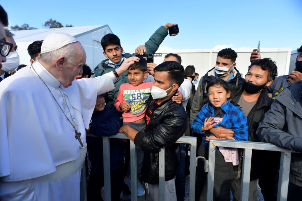 Папата меѓу мигрантите на Лезбос