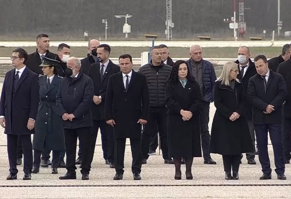 Пендаровски, Заев и Џафери во првите редови на пречекот на загинатите, дојде и претседателката на Косово