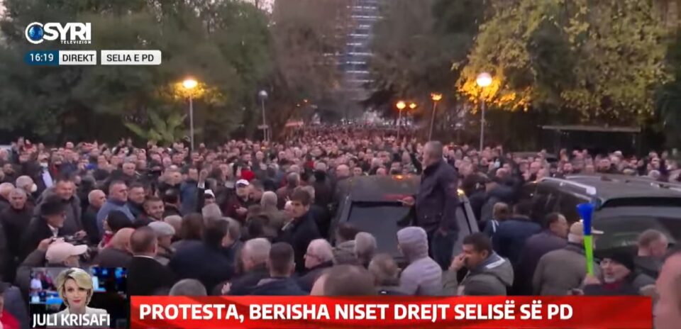 Над 600 полицајци чуваат ред на протестот против „Отворен Балкан“, стотици демонстранти маршираат во Тирана