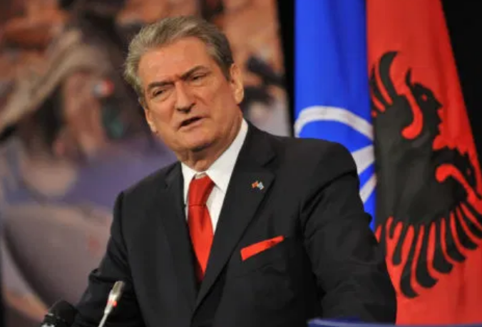 Познати аналитичари сметаат дека Бериша се труди да ја дестабилизира Албанија