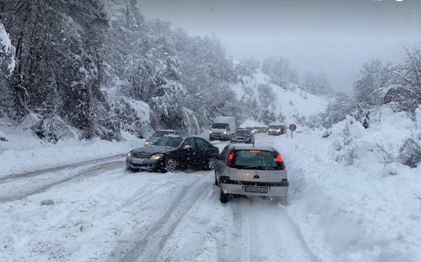 Пак трупа снег: Забрана за тешки товарни возила на планинскиот превој „Ѓавато“