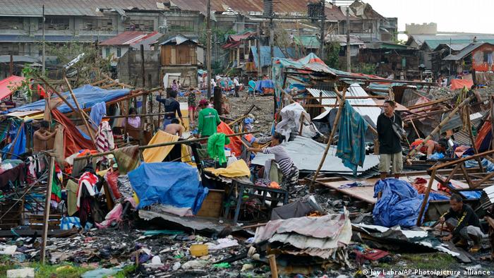 Билансот на жртви во тајфунот „Раи“ на Филипините се искачи на речиси 100 луѓе