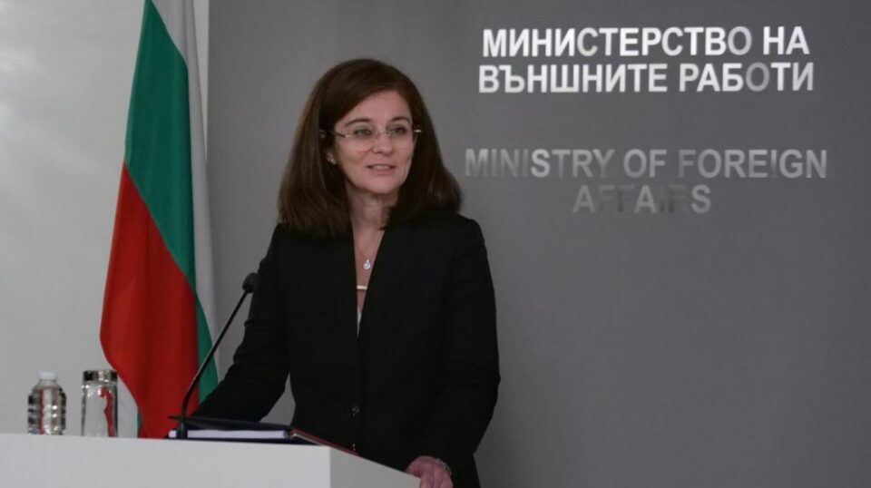 Бугарската министерка за надворешни работи Теодора Генчовска поднесе оставка