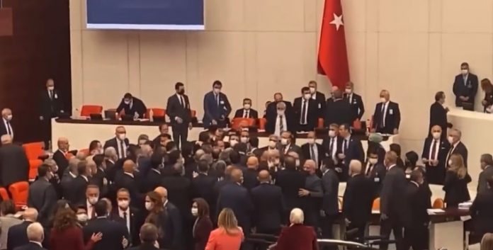Пратениците во турскиот парламент се испотепаа за буџетот