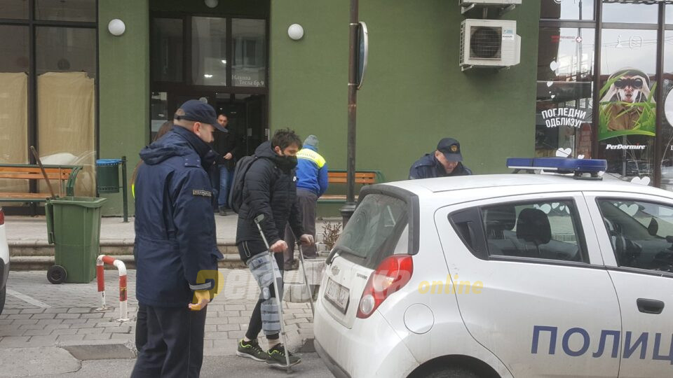 Им нема крај на изживувањата врз Јанакиески, спроведен со полиција во суд со оперирана нога