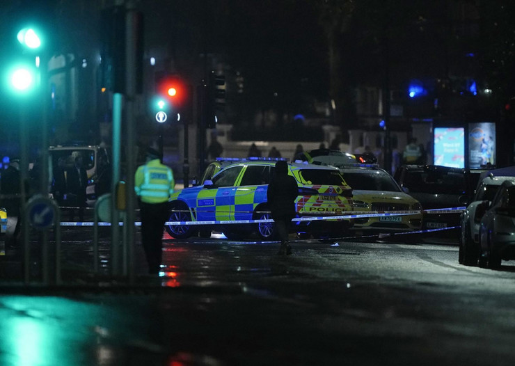 Две лица загинаа во инцидент во западен Лондон: Жена е избодена до смрт, а маж е убиен од возило