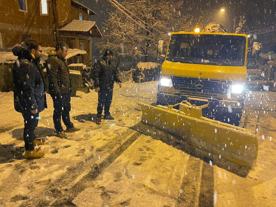 Градоначалникот Костовски на терен со зимската служба во Бутел