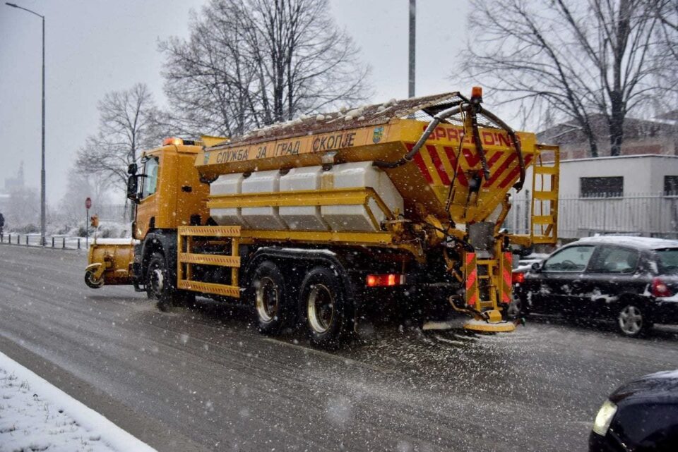 Екипи од зимската служба на Град Скопје на терен активно работат: Булеварите и улиците под надлежност на градот да бидат чисти и проодни