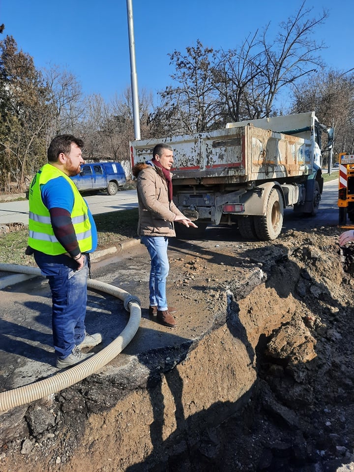 Директорот на ЈП Водовод и канализација, Златко Перински на увид во изведбата на екипите за отстранување на дефект на водоводна цевка