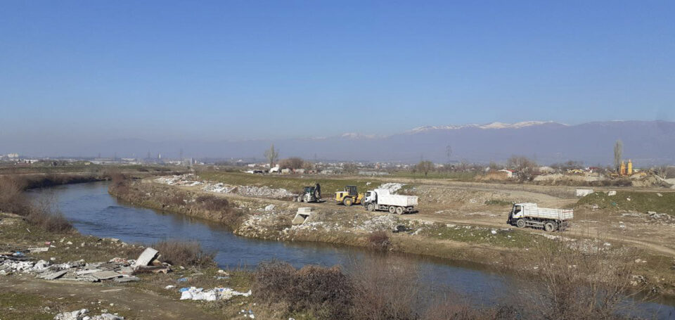 Град Скопје почна со чистење на депонијата кај железничкиот мост на реката Вардар во општина Гази Баба